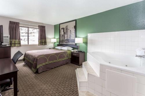 Postel nebo postele na pokoji v ubytování Super 8 by Wyndham Mundelein/Libertyville Area