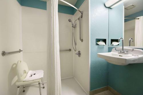 Phòng tắm tại Super 8 by Wyndham Charlotte University