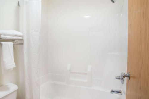 Bilik mandi di Super 8 by Wyndham Monmouth IL