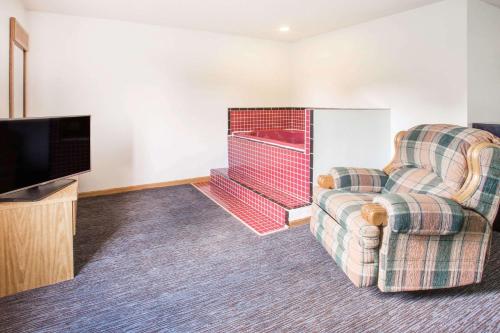 Televisyen dan/atau pusat hiburan di Super 8 by Wyndham Monmouth IL