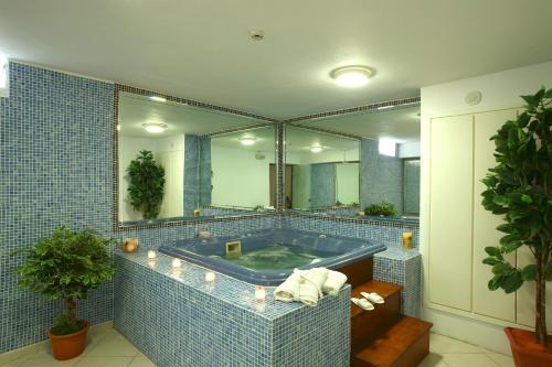 Ένα μπάνιο στο Naxos Resort Beach Hotel 