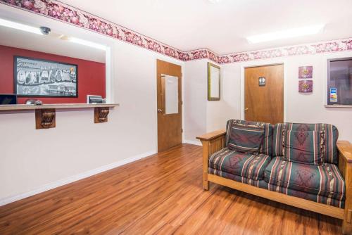Χώρος καθιστικού στο Super 8 by Wyndham Big Cabin/Vinita Area