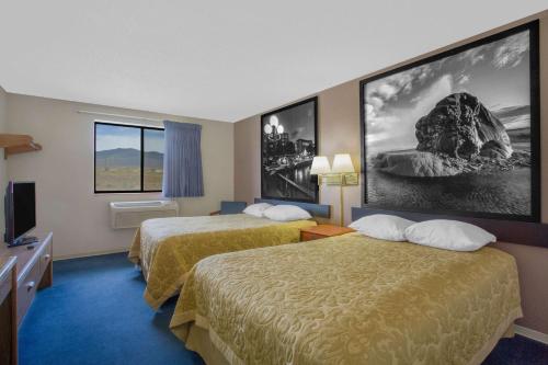 Postel nebo postele na pokoji v ubytování Super 8 by Wyndham Winnemucca NV