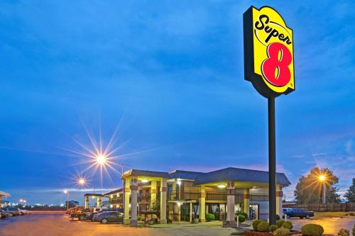 Un certificado, premio, letrero u otro documento en Super 8 by Wyndham Shawnee