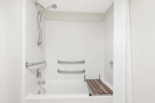 Bilik mandi di Super 8 by Wyndham Smithville Kansas City