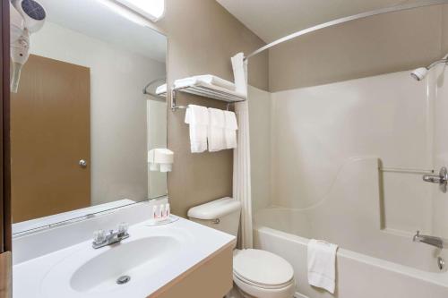 een badkamer met een wastafel, een toilet en een douche bij Super 8 by Wyndham Jonesboro in Jonesboro