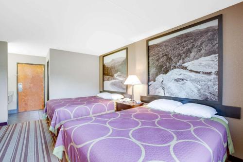Säng eller sängar i ett rum på Super 8 by Wyndham Morrilton