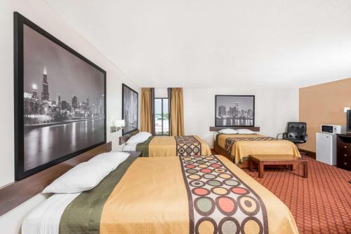 Cette chambre comprend 2 lits et une télévision. dans l'établissement Super 8 by Wyndham Marshall, à Marshall