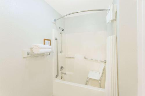 Ένα μπάνιο στο Upper Lake Inn & Suites