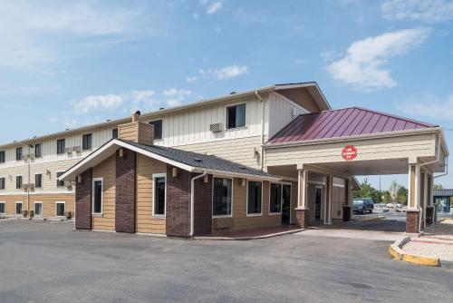 une station-service devant un bâtiment dans l'établissement Super 8 by Wyndham Boise, à Boise