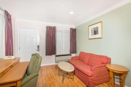 Χώρος καθιστικού στο Upper Lake Inn & Suites