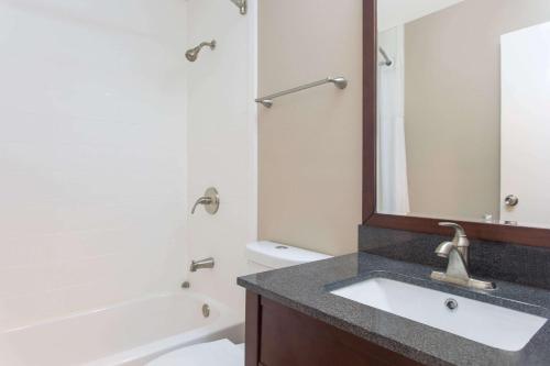 Vannituba majutusasutuses Super 8 by Wyndham Columbus Airport