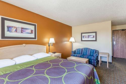 Katil atau katil-katil dalam bilik di Super 8 by Wyndham Charlotte/Amusement Park Area