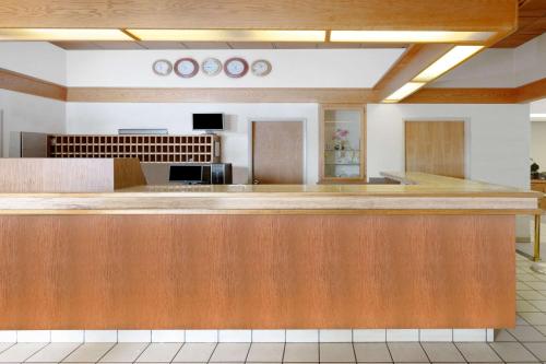 a waiting room with a large counter in a building at Costa Mesa Inn - Newport Beach Area in Costa Mesa