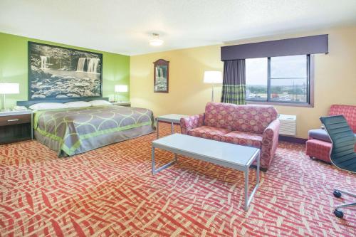 Ruang duduk di Super 8 by Wyndham Van Buren/Ft. Smith Area