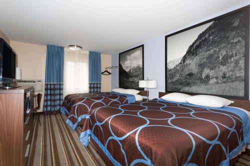 Habitación de hotel con 2 camas y TV de pantalla plana. en Super 8 by Wyndham Longmont/Twin Peaks, en Longmont