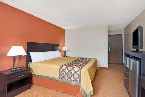 Una cama o camas en una habitación de Super 8 by Wyndham Stamford/New York City Area