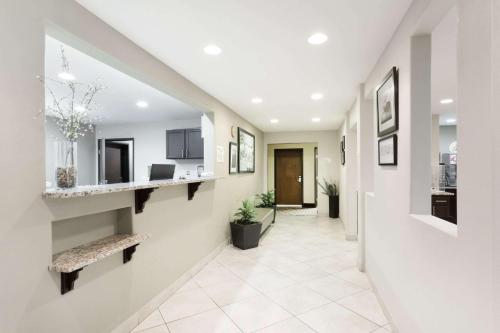un pasillo de una casa con una escalera con un banco en Super 8 by Wyndham Montrose, en Montrose