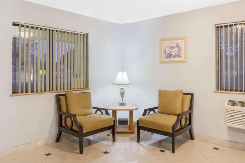 Ruang duduk di Super 8 by Wyndham Charlotte/Amusement Park Area