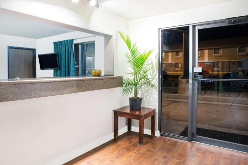 Super 8 by Wyndham Limon – Photos 4