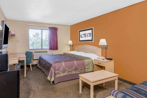 Кровать или кровати в номере Super 8 by Wyndham Charlotte/Amusement Park Area