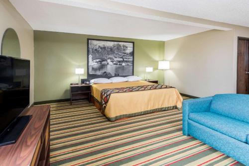 Una cama o camas en una habitación de Super 8 by Wyndham Bloomington Normal