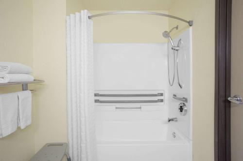 y baño con ducha y cortina de ducha. en Super 8 by Wyndham Lewisburg en Lewisburg