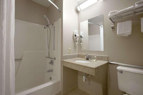 Un baño de Super 8 by Wyndham Fremont NE