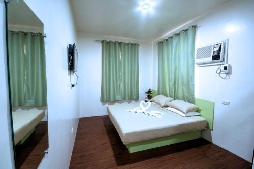Postel nebo postele na pokoji v ubytování Sulit Budget Hotel near Dgte Airport Citimall