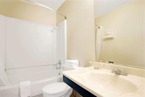 Bilik mandi di Super 8 by Wyndham Las Cruces University Area