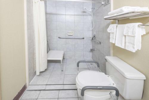biała łazienka z toaletą i prysznicem w obiekcie Super 8 by Wyndham Columbus w mieście Columbus