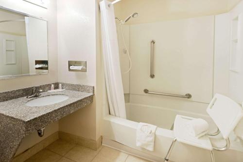 uma casa de banho com um lavatório, uma banheira e um WC. em Super 8 by Wyndham Las Cruces/White Sands Area em Las Cruces