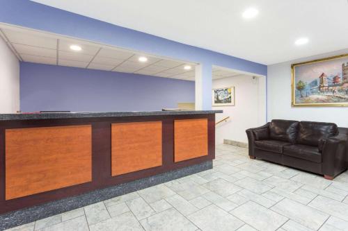 Χώρος καθιστικού στο Super 8 by Wyndham Kenosha/Pleasant Prairie