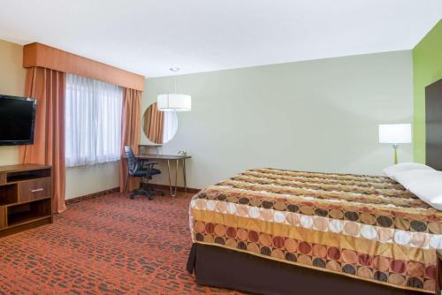 Ένα ή περισσότερα κρεβάτια σε δωμάτιο στο Super 8 by Wyndham Portales
