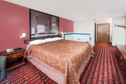 Postel nebo postele na pokoji v ubytování Super 8 by Wyndham Paris IL