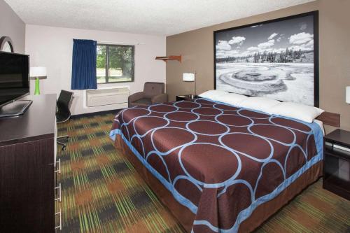 Keokuk的住宿－基奧卡克速8酒店，一间酒店客房,配有一张大床和一台平面电视
