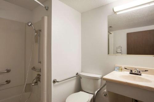 Ett badrum på Super 8 by Wyndham Council Bluffs IA Omaha NE Area