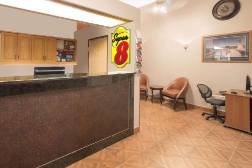 Super 8 by Wyndham Sioux City/Morningside Areaに飾ってある許可証、賞状、看板またはその他の書類
