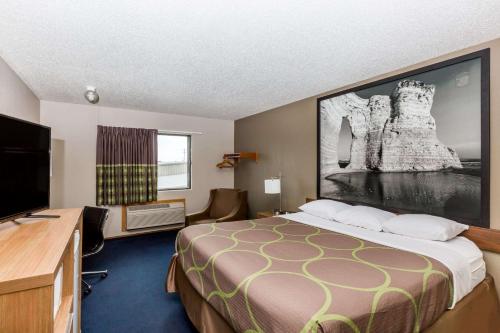 Ein Bett oder Betten in einem Zimmer der Unterkunft Super 8 by Wyndham Hays KS