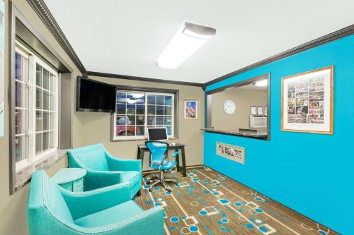 Super 8 by Wyndham Spencer – Photos 3