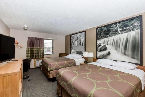 Ein Bett oder Betten in einem Zimmer der Unterkunft Super 8 by Wyndham Hays KS