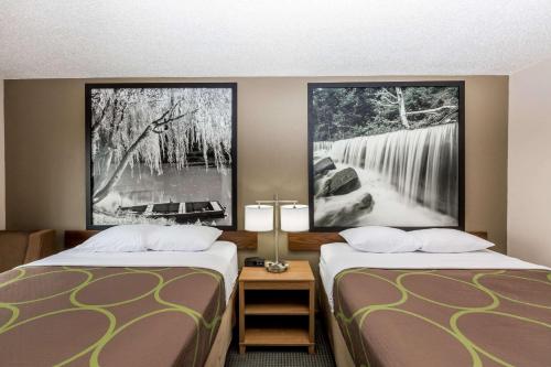 Ein Bett oder Betten in einem Zimmer der Unterkunft Super 8 by Wyndham Hays KS