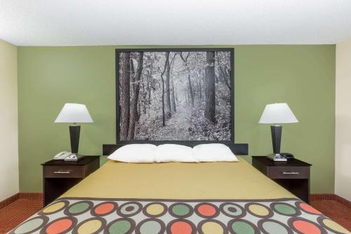 Postel nebo postele na pokoji v ubytování Western Inn & Suite Grinnell IA