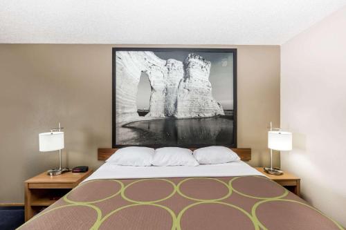 Ein Bett oder Betten in einem Zimmer der Unterkunft Super 8 by Wyndham Hays KS
