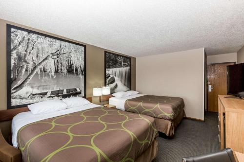 Ein Bett oder Betten in einem Zimmer der Unterkunft Super 8 by Wyndham Hays KS