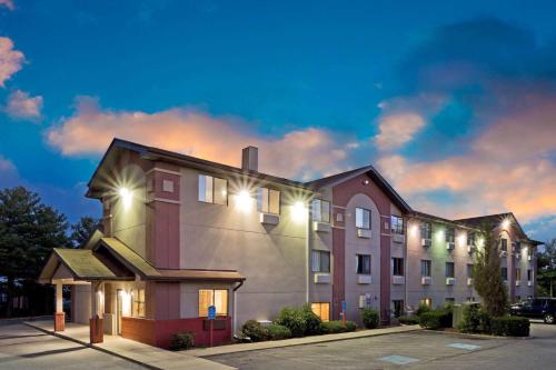 Gallery image of Super 8 by Wyndham Lexington Park/California Area in California