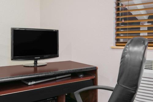 TV a/nebo společenská místnost v ubytování Super 8 by Wyndham Knoxville
