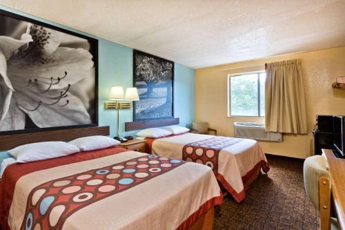 Katil atau katil-katil dalam bilik di Super 8 by Wyndham Lexington Park/California Area