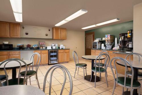 Dapur atau dapur kecil di Super 8 by Wyndham Coeur d'Alene