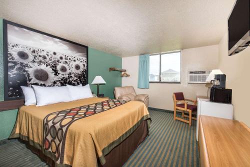 เตียงในห้องที่ Super 8 by Wyndham Devils Lake